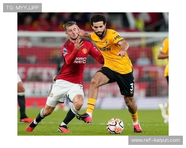 VAR介入取消进球，曼联球员抗议判罚